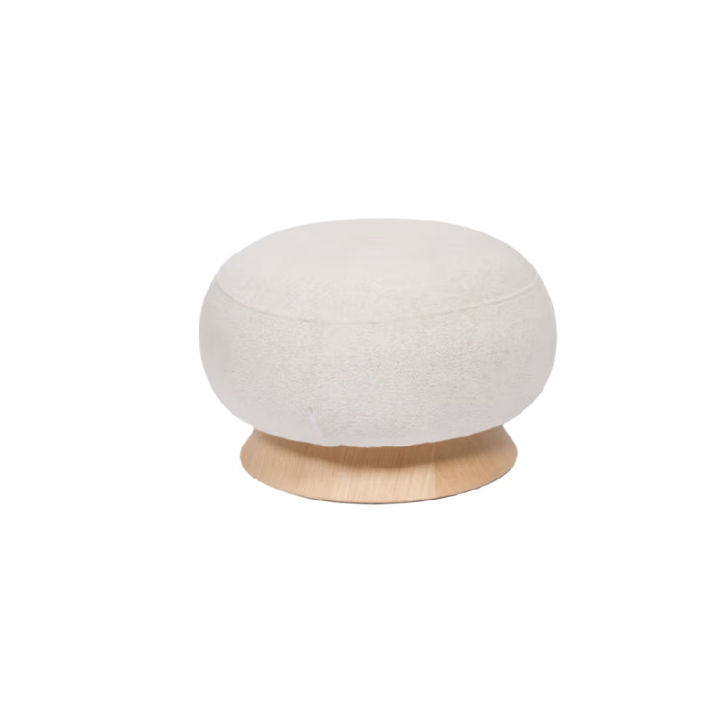 Pouf rond en tissu beige avec base en bois naturel.