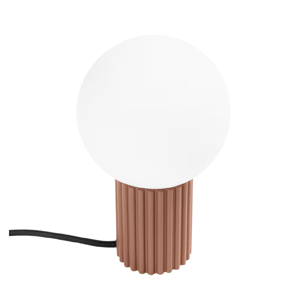 Lampe de table en verre opale avec base en métal brun, design moderne et élégant.