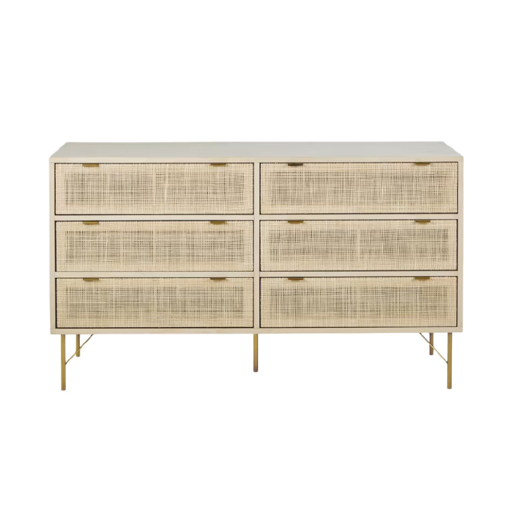 Commode moderne en bois naturel et cannage, 6 tiroirs avec poignées dorées.